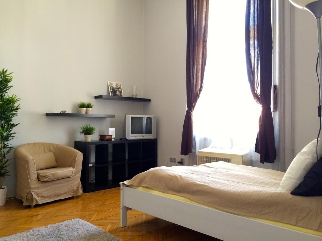 Budget Apartment By Hi5 - Oktober 6 Str 4 Будапеща Екстериор снимка
